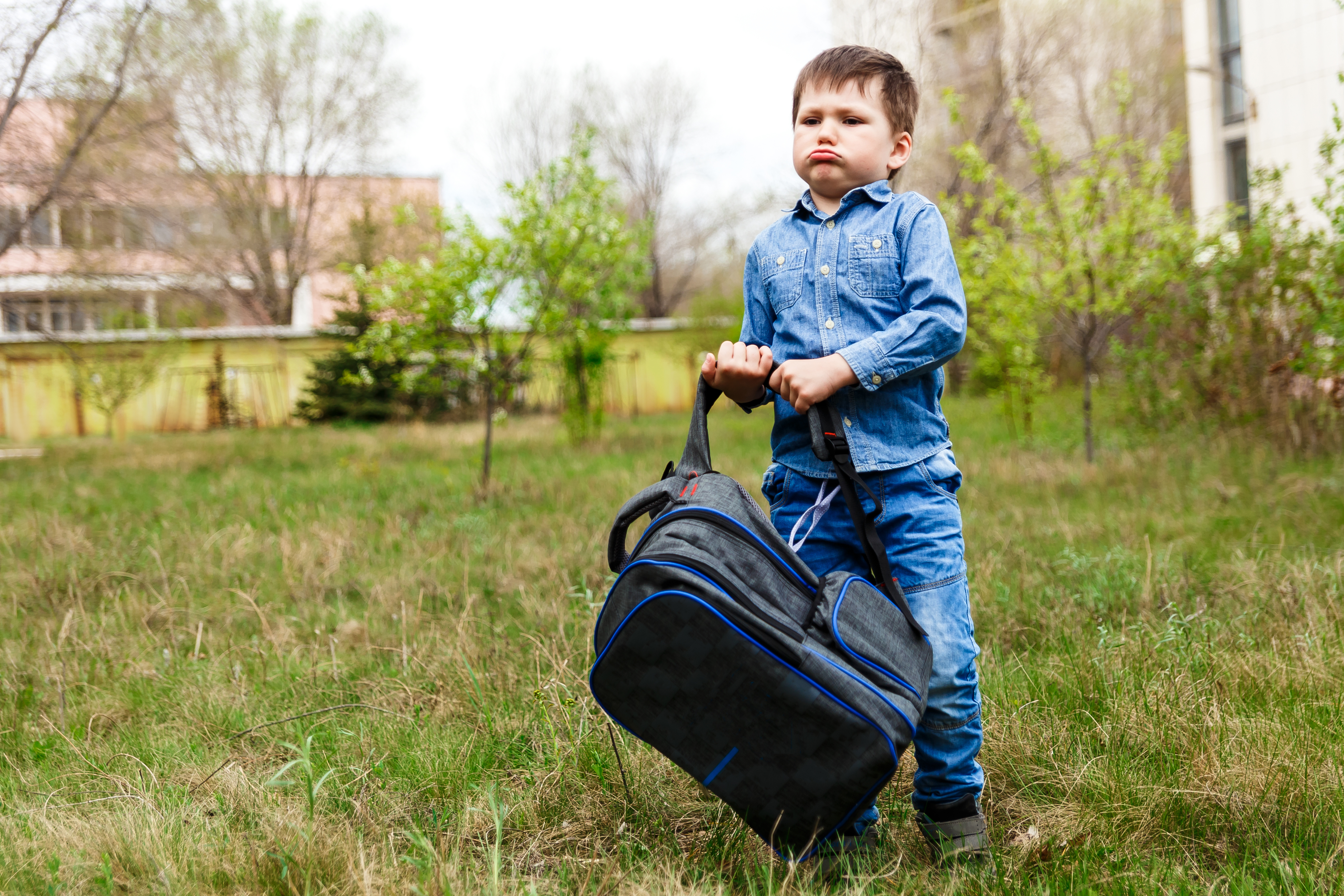 Видео где маленький мальчик тащит своего папу. Ребенок с портфелем. Мальчик с тяжелым рюкзаком. Школьник с портфелем. Школьник с тяжелым рюкзаком.